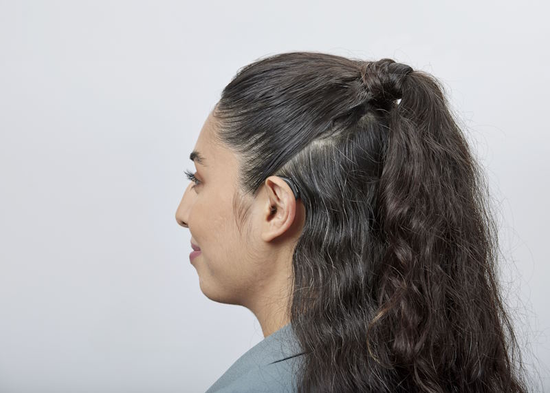 Oticon_Intent_miniRITE_H1-2024_C063DiamondBlack_AngleB45_Close-up_In-On-Ear_MS-6263B_Woman